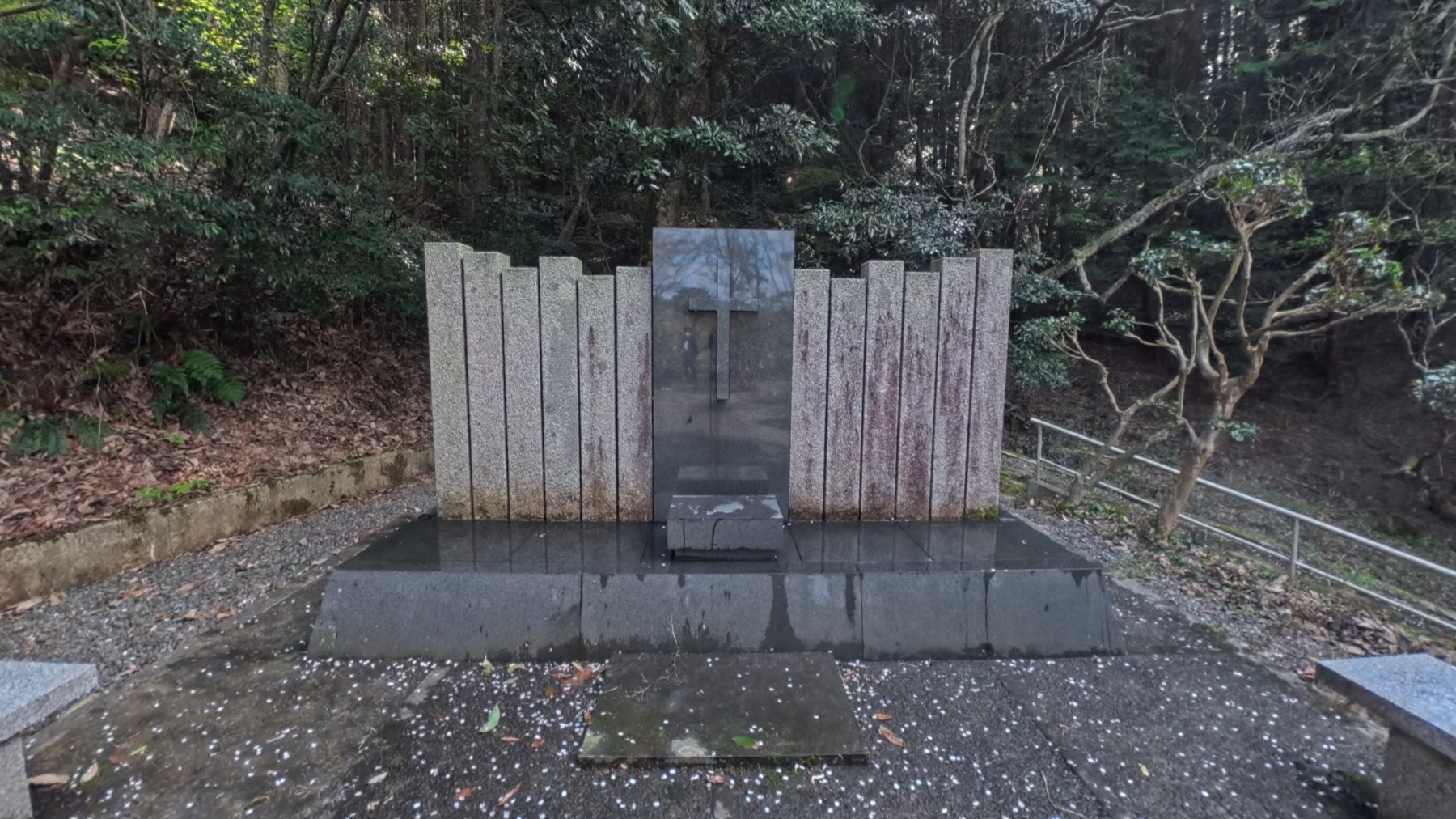 円護寺公園墓地にある鳥取教会の教会霊園